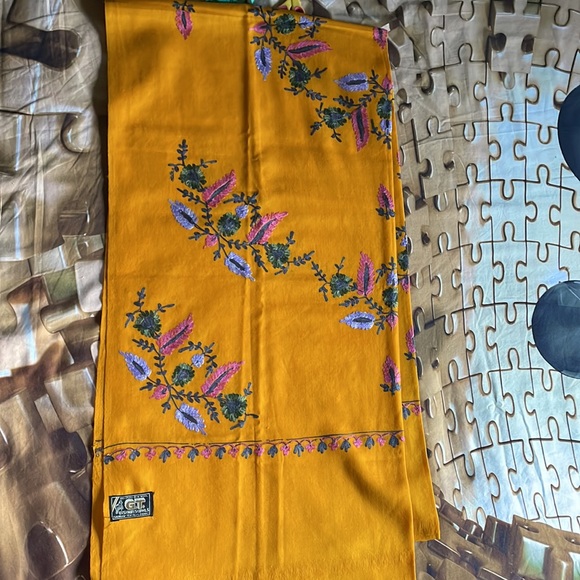 Indian brand Kashmiri shawl. Beautiful mustard color with pink, blue and mixed. - Picture 3 of 8